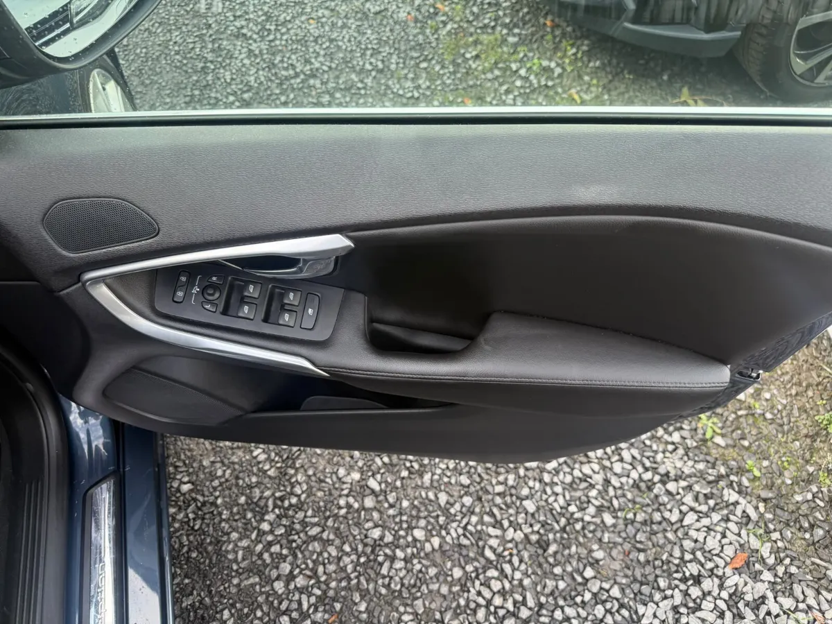 Volvo V40 Hatchback, Diesel, 2019, Blue