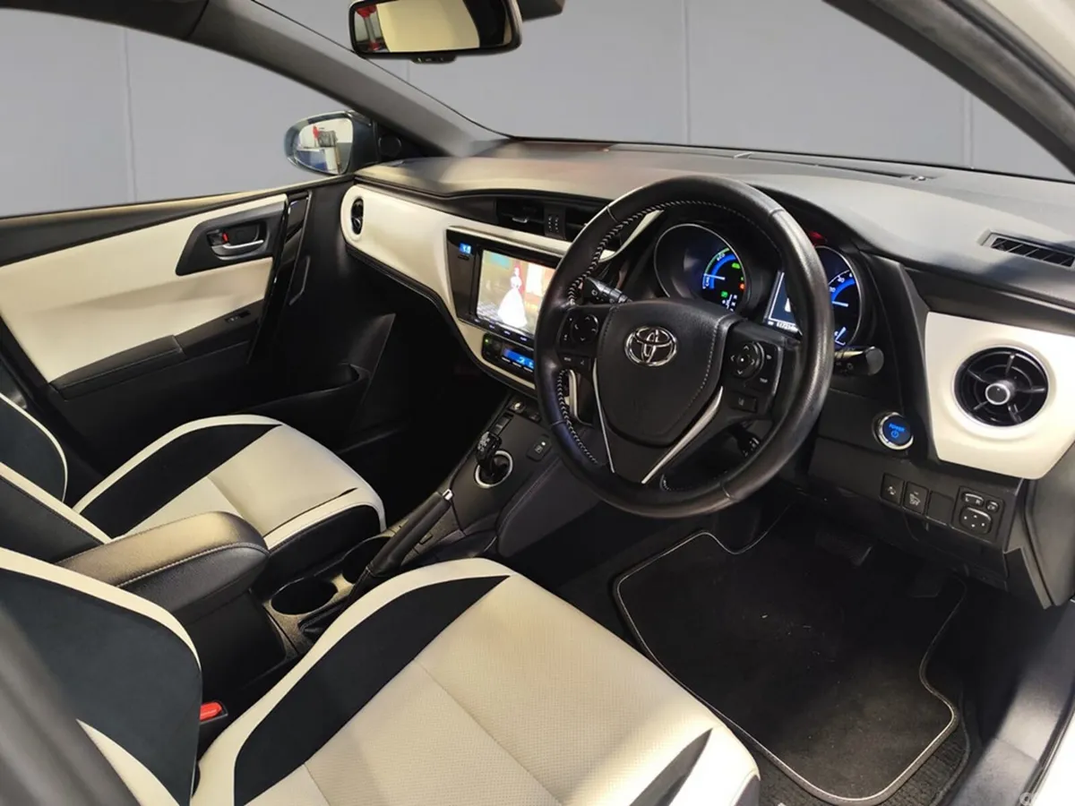 Toyota Auris MPV, Petrol Hybrid, 2016, White