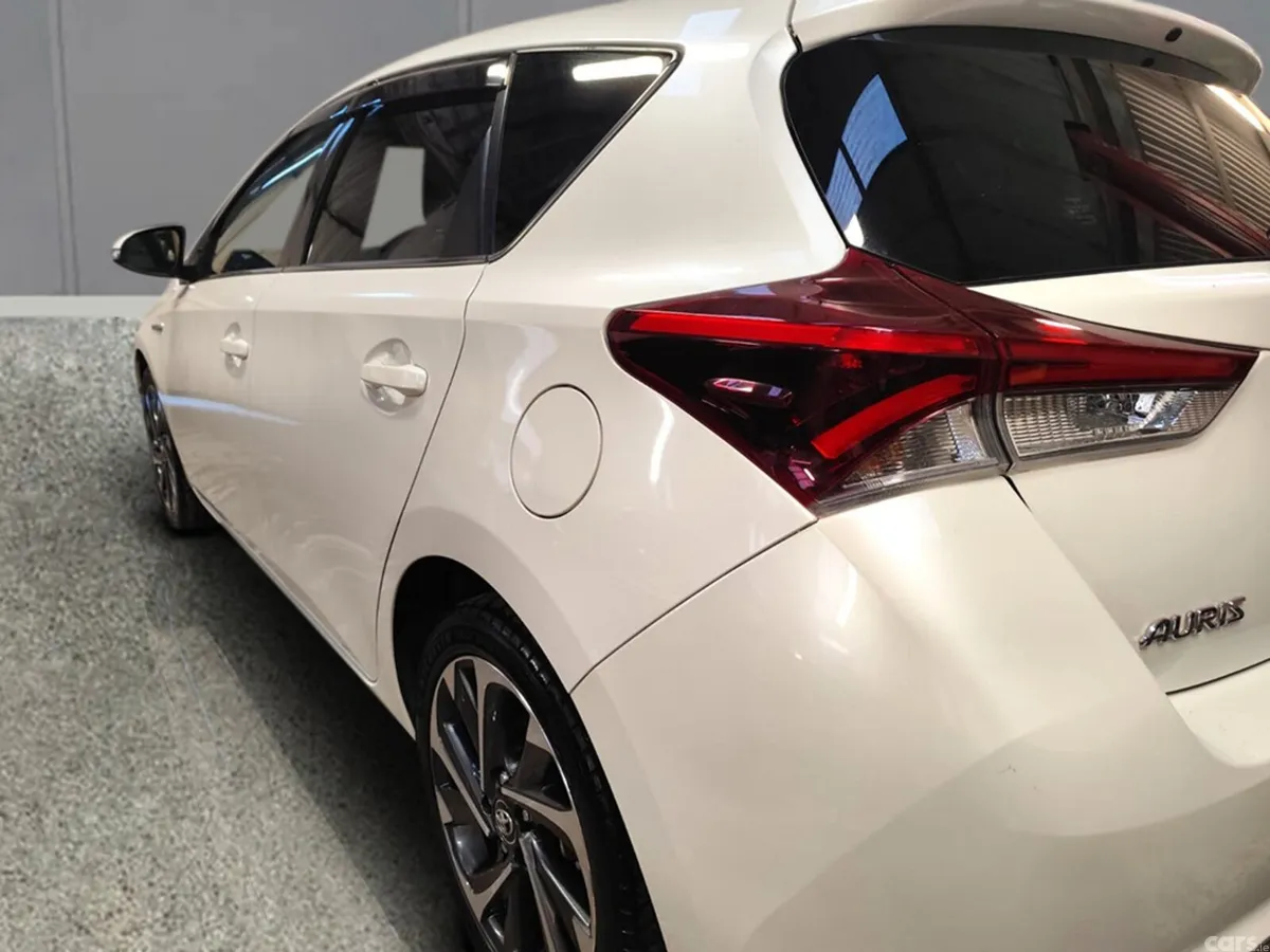 Toyota Auris MPV, Petrol Hybrid, 2016, White