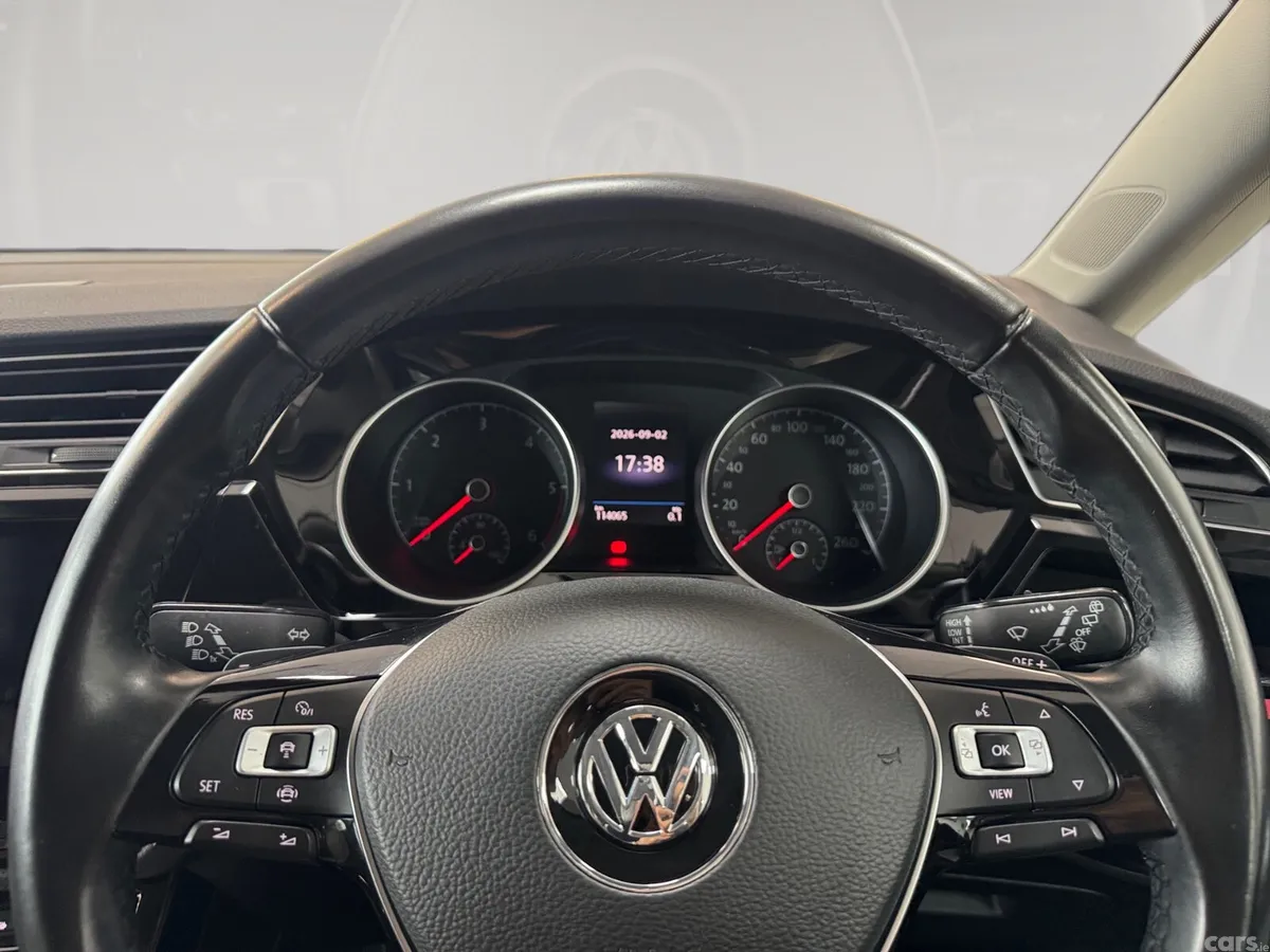 Volkswagen Touran MPV, Diesel, 2020, Red