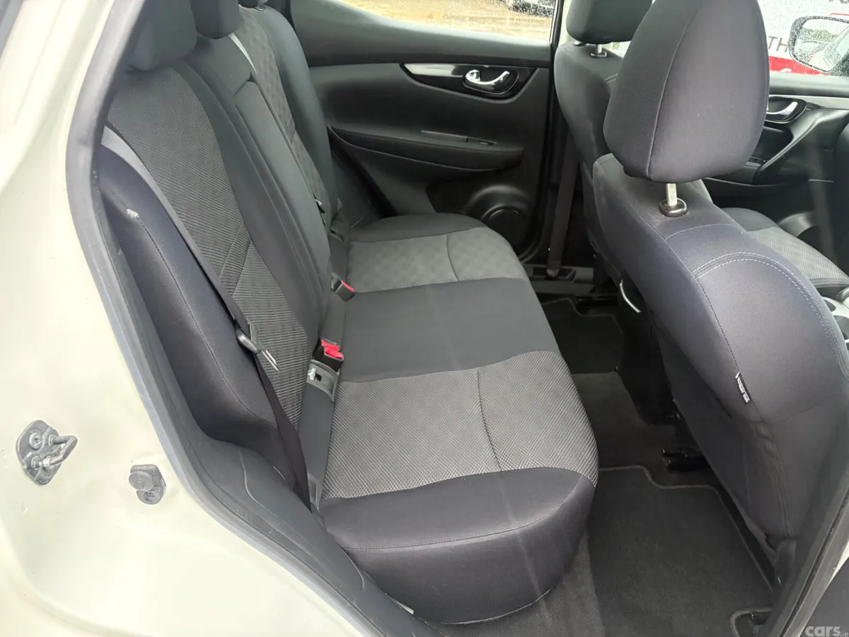 Nissan Qashqai Hatchback, Diesel, 2016, White