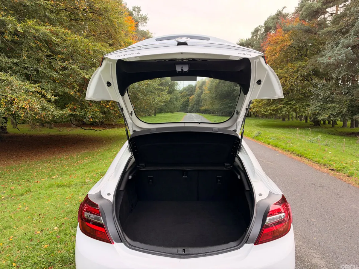 Vauxhall Insignia Hatchback, Diesel, 2016, White