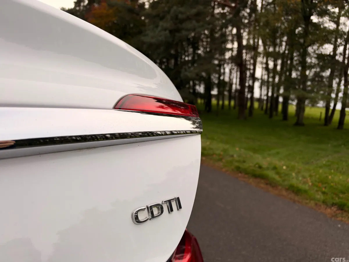 Vauxhall Insignia Hatchback, Diesel, 2016, White