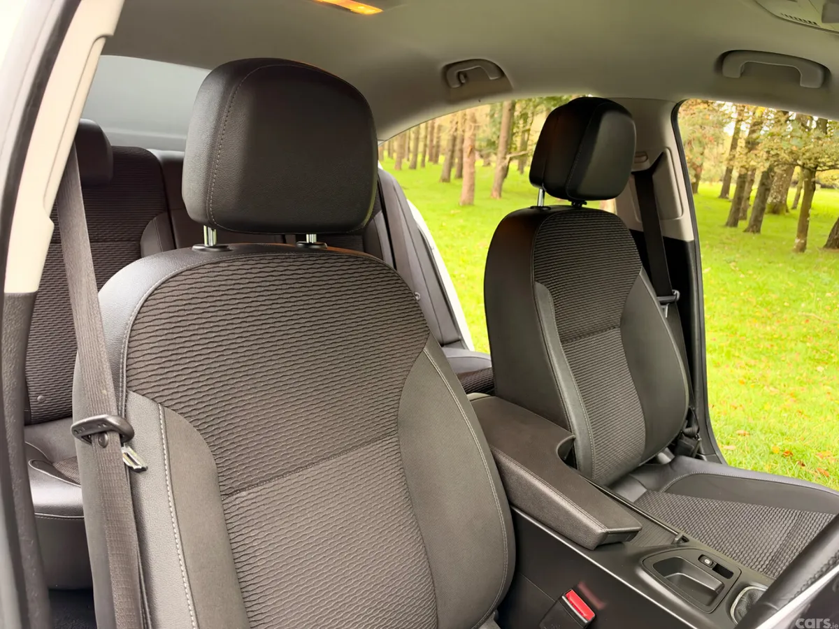 Vauxhall Insignia Hatchback, Diesel, 2016, White