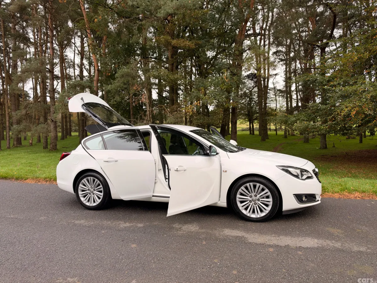 Vauxhall Insignia Hatchback, Diesel, 2016, White