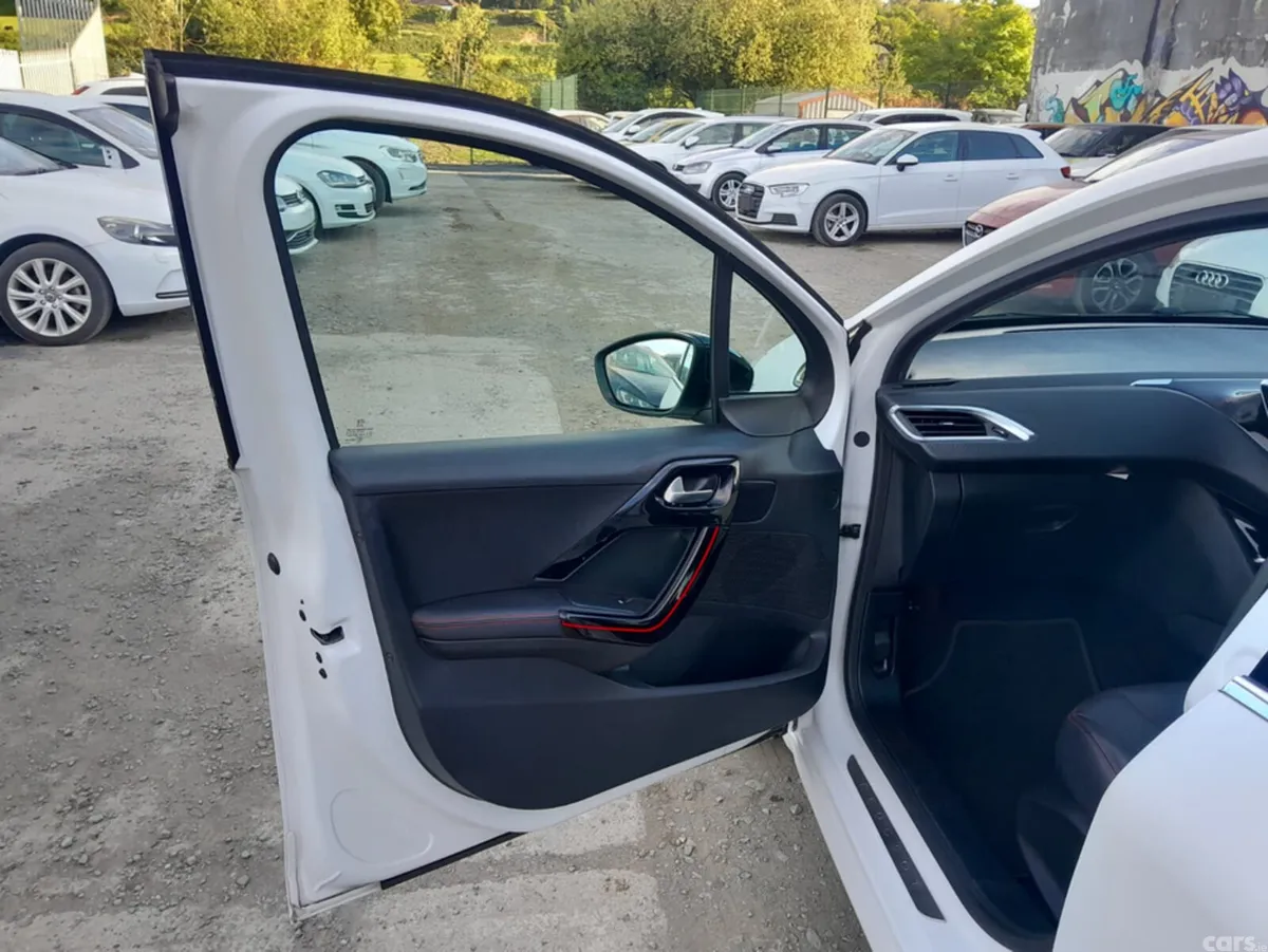 Peugeot 208 Hatchback, Petrol, 2017, White