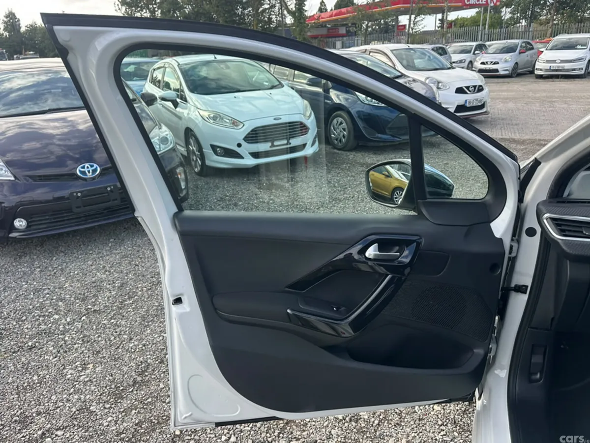 Peugeot 208 Hatchback, Petrol, 2017, White