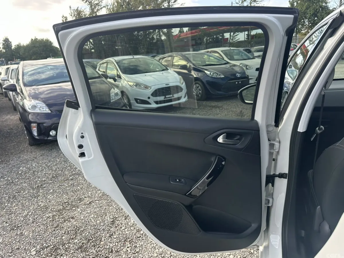Peugeot 208 Hatchback, Petrol, 2017, White