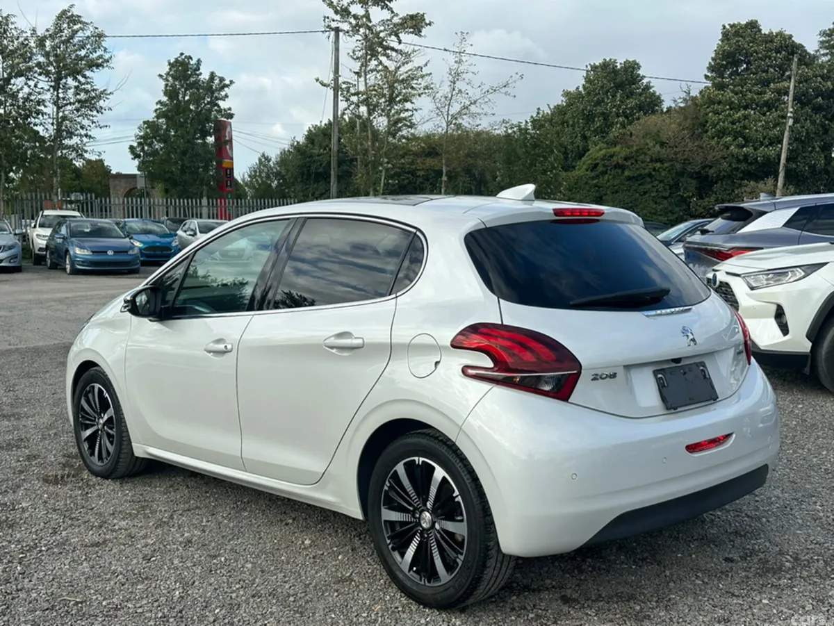 Peugeot 208 Hatchback, Petrol, 2017, White