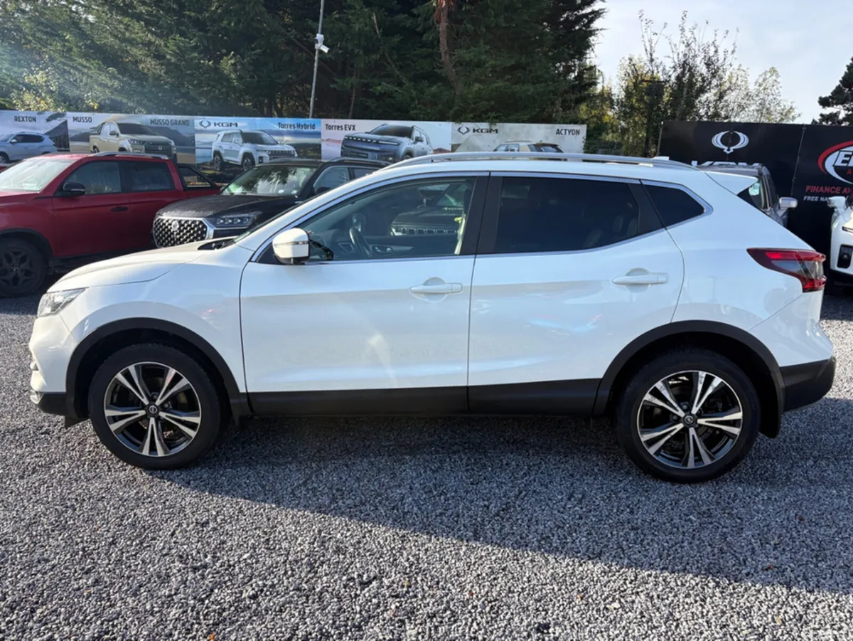 Nissan Qashqai MPV, Petrol, 2019, White