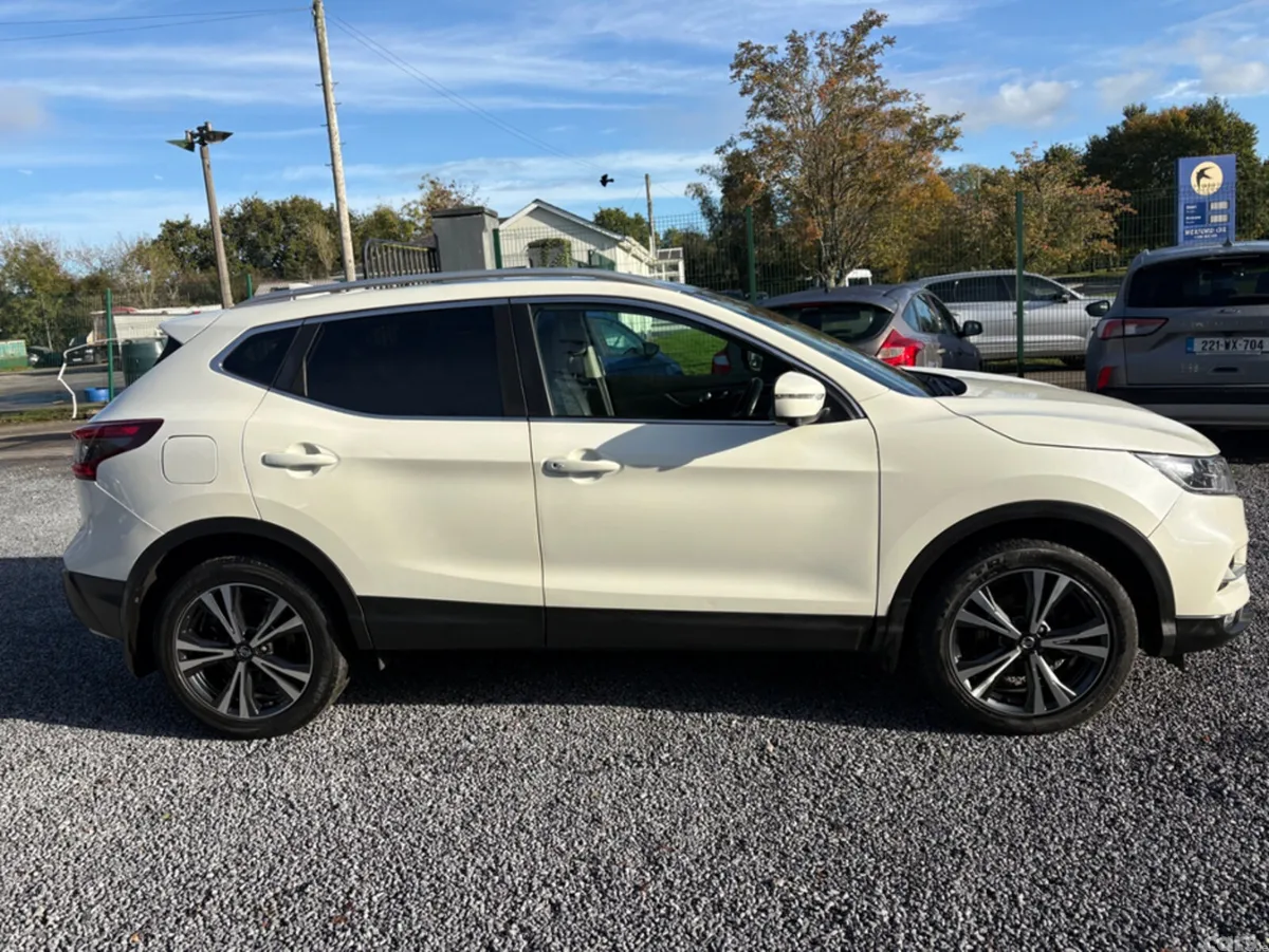 Nissan Qashqai MPV, Petrol, 2019, White
