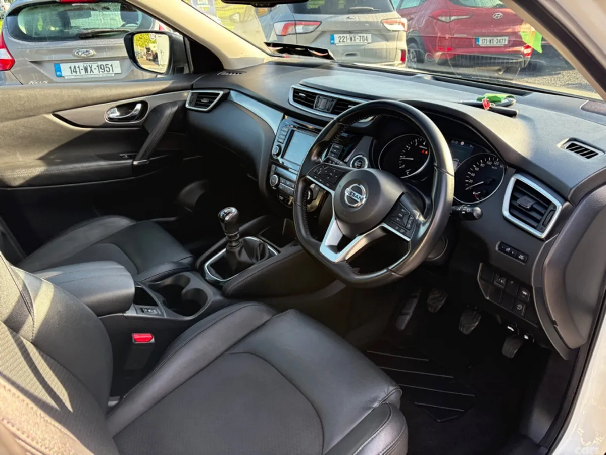 Nissan Qashqai MPV, Petrol, 2019, White