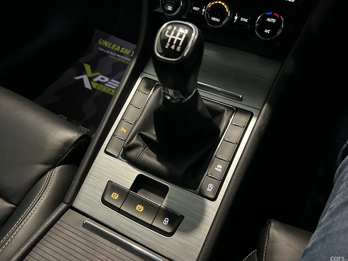 Skoda Superb Hatchback, Diesel, 2022, Blue