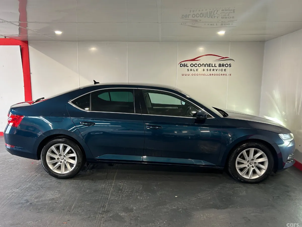Skoda Superb Hatchback, Diesel, 2022, Blue