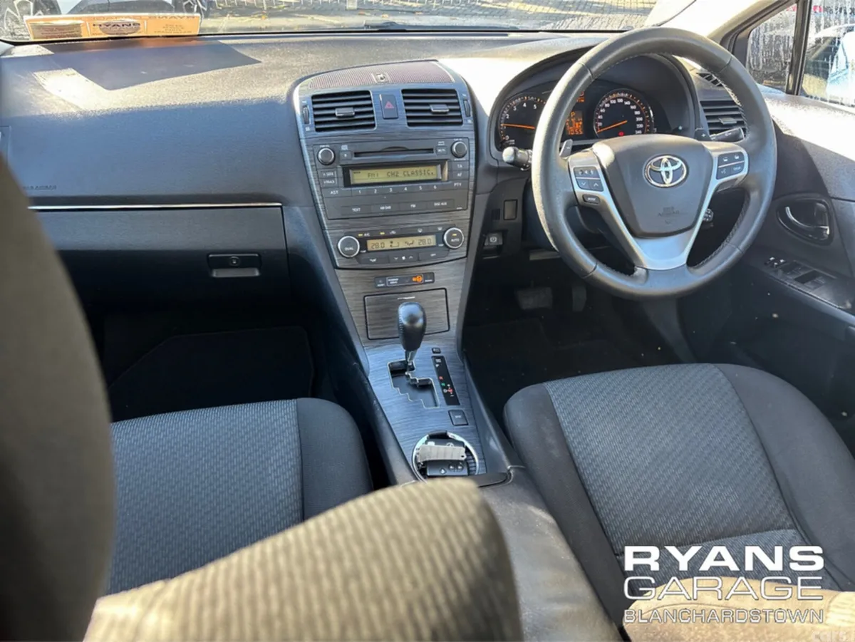 Toyota Avensis Saloon, Petrol, 2011, Silver