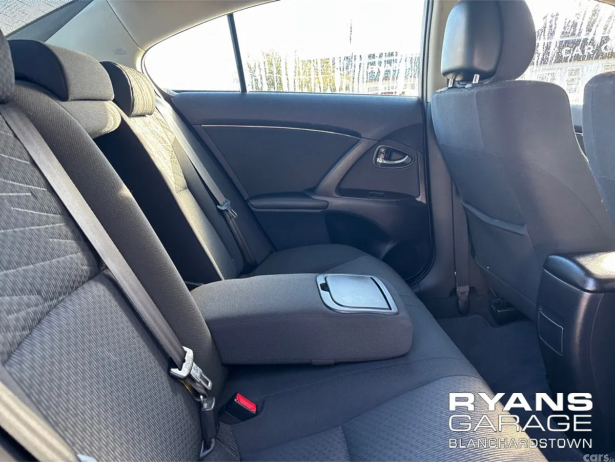 Toyota Avensis Saloon, Petrol, 2011, Silver