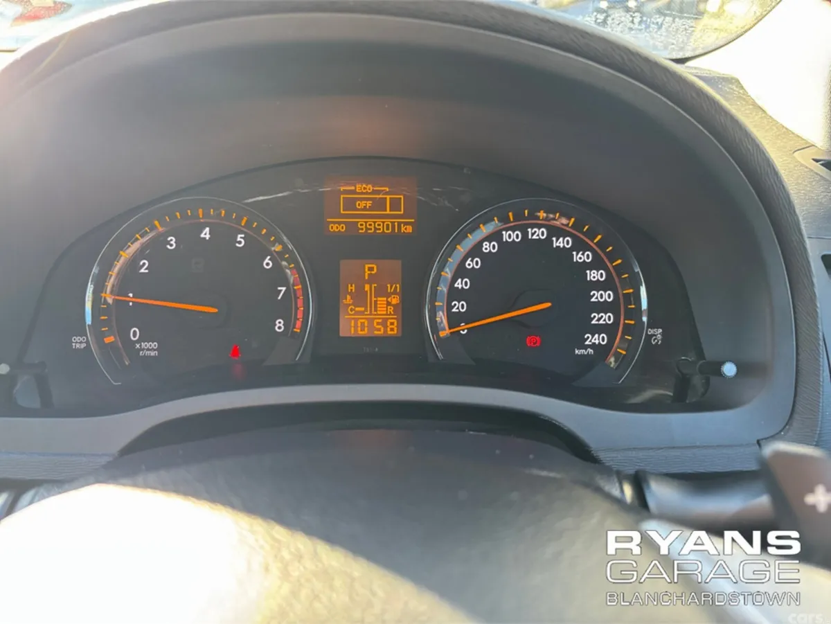 Toyota Avensis Saloon, Petrol, 2011, Silver