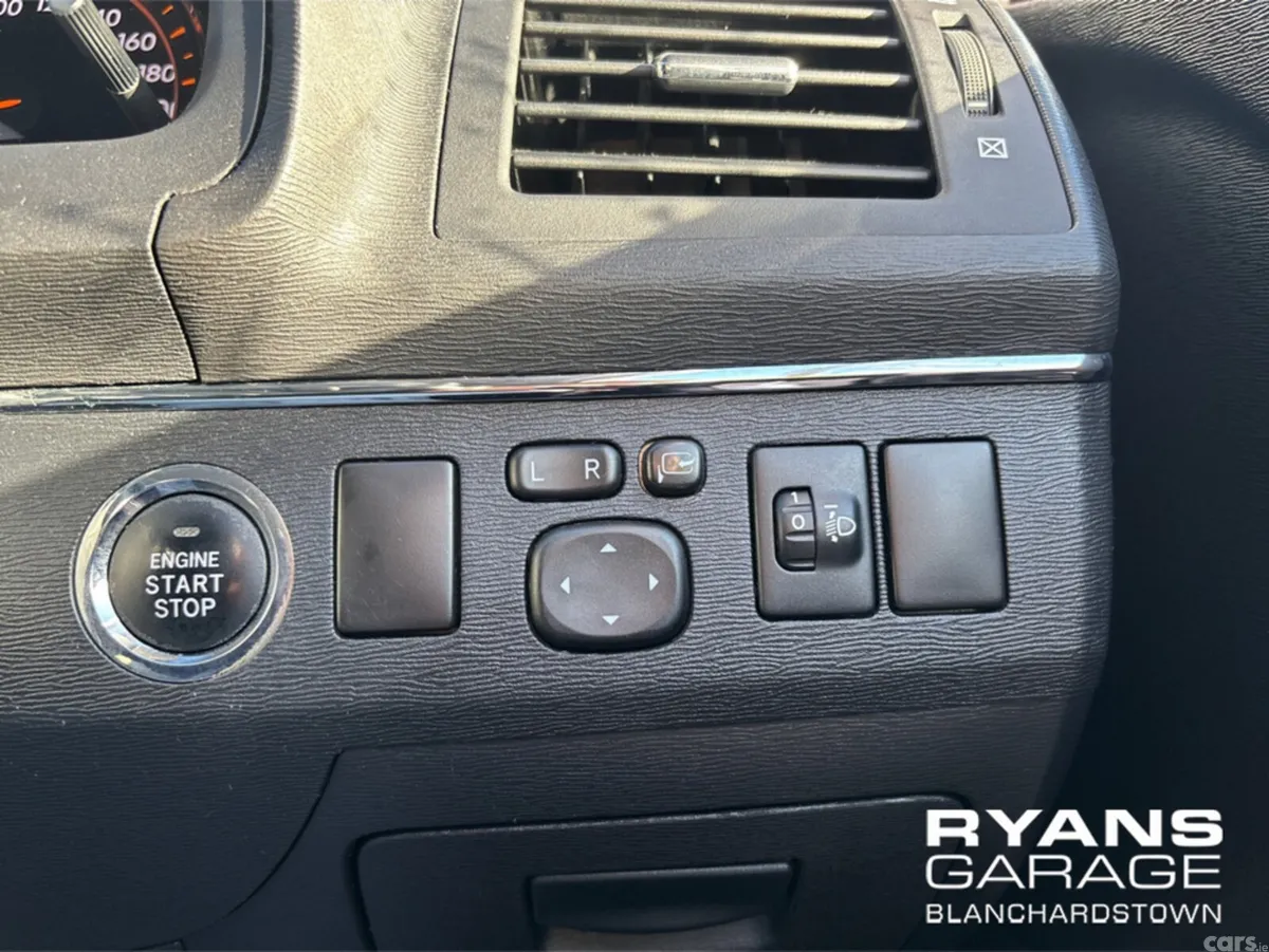 Toyota Avensis Saloon, Petrol, 2011, Silver