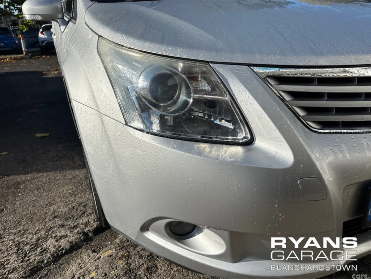 Toyota Avensis Saloon, Petrol, 2011, Silver
