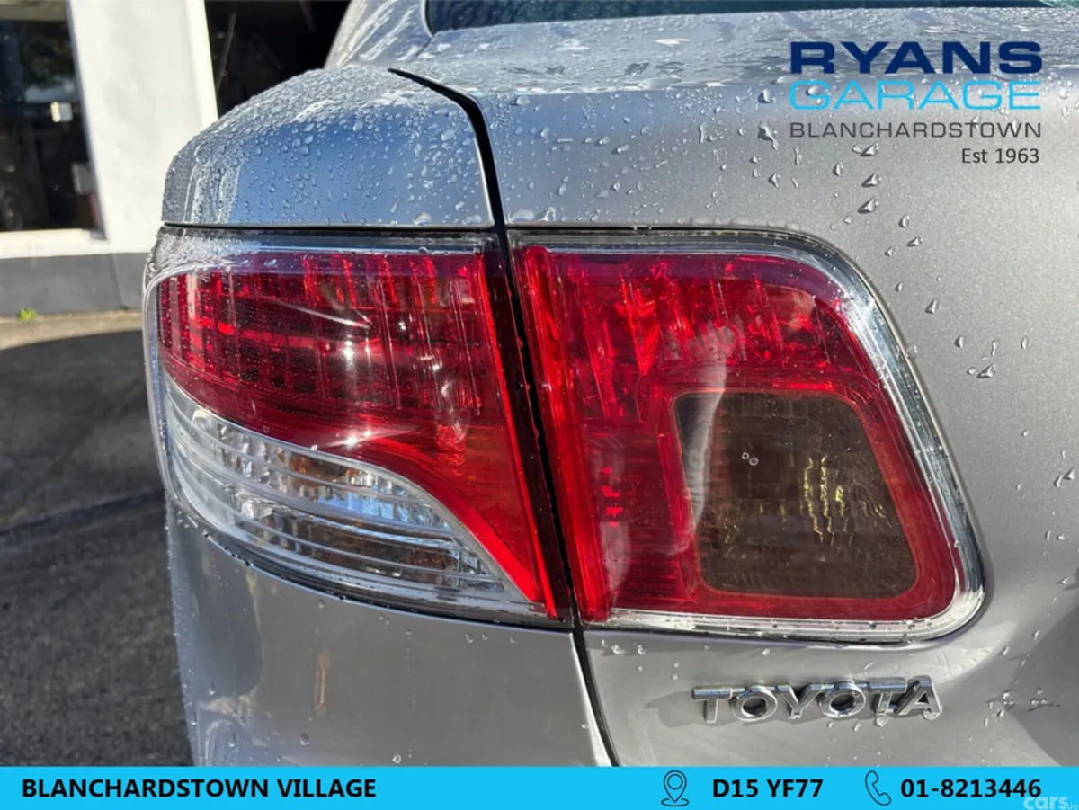 Toyota Avensis Saloon, Petrol, 2011, Silver