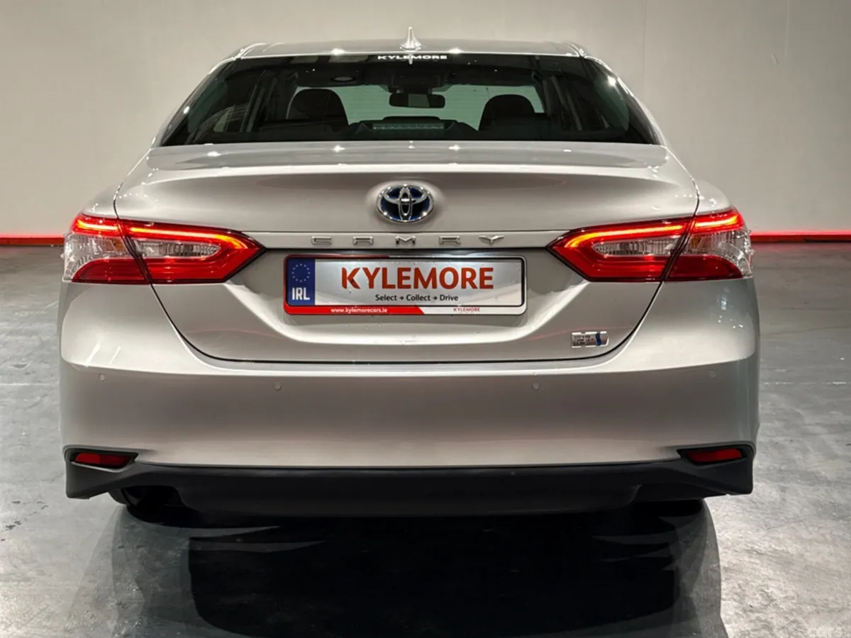 Toyota Camry Saloon, Petrol Hybrid, 2021, Silver