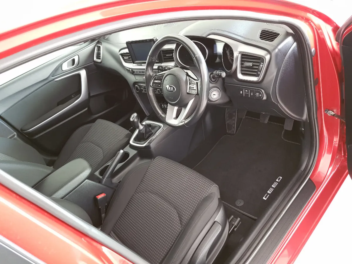 Kia Ceed Hatchback, Diesel, 2020, Red