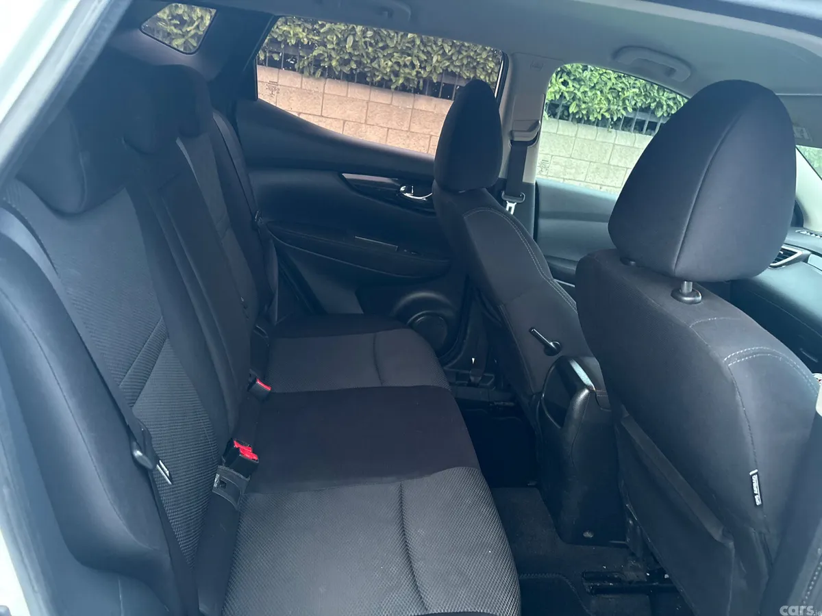 Nissan Qashqai Hatchback, Diesel, 2015, White