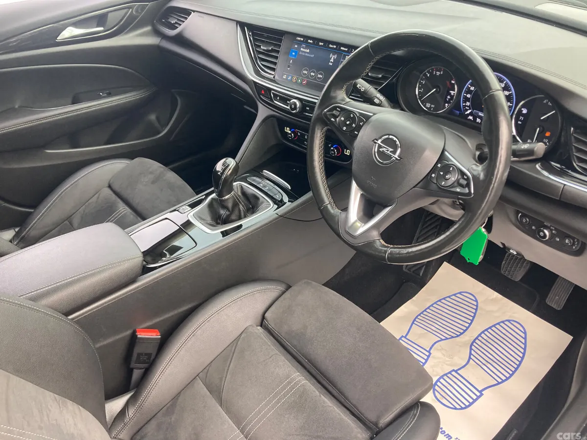 Opel Insignia Hatchback, Diesel, 2022, White