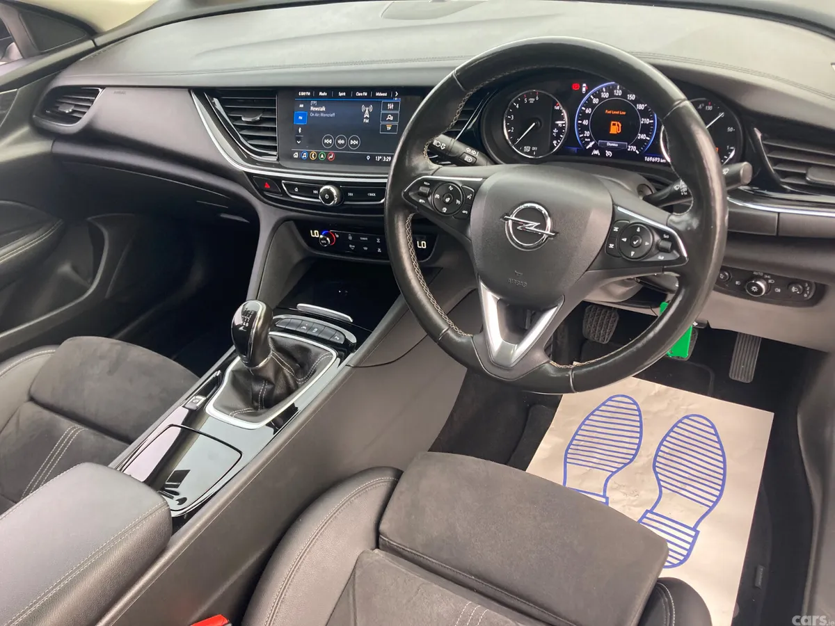 Opel Insignia Hatchback, Diesel, 2022, White