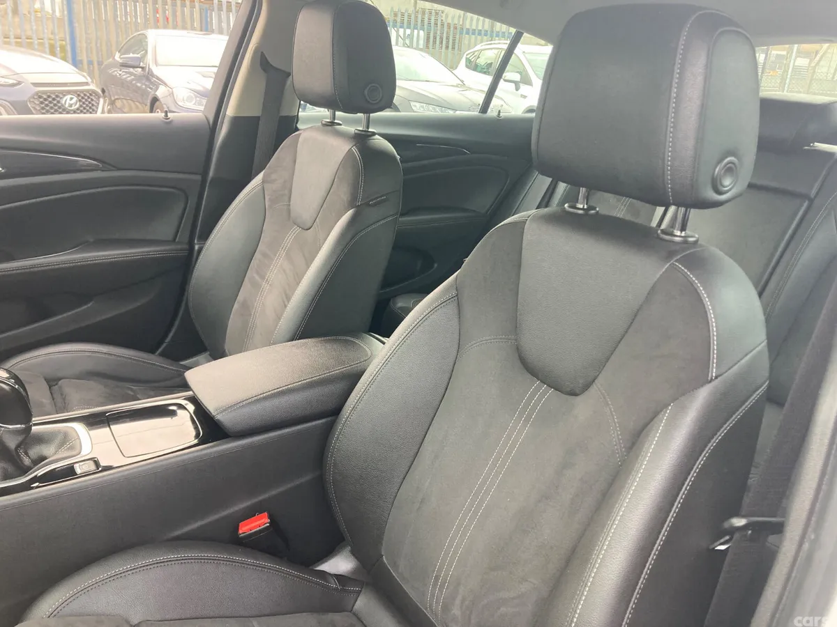 Opel Insignia Hatchback, Diesel, 2022, White