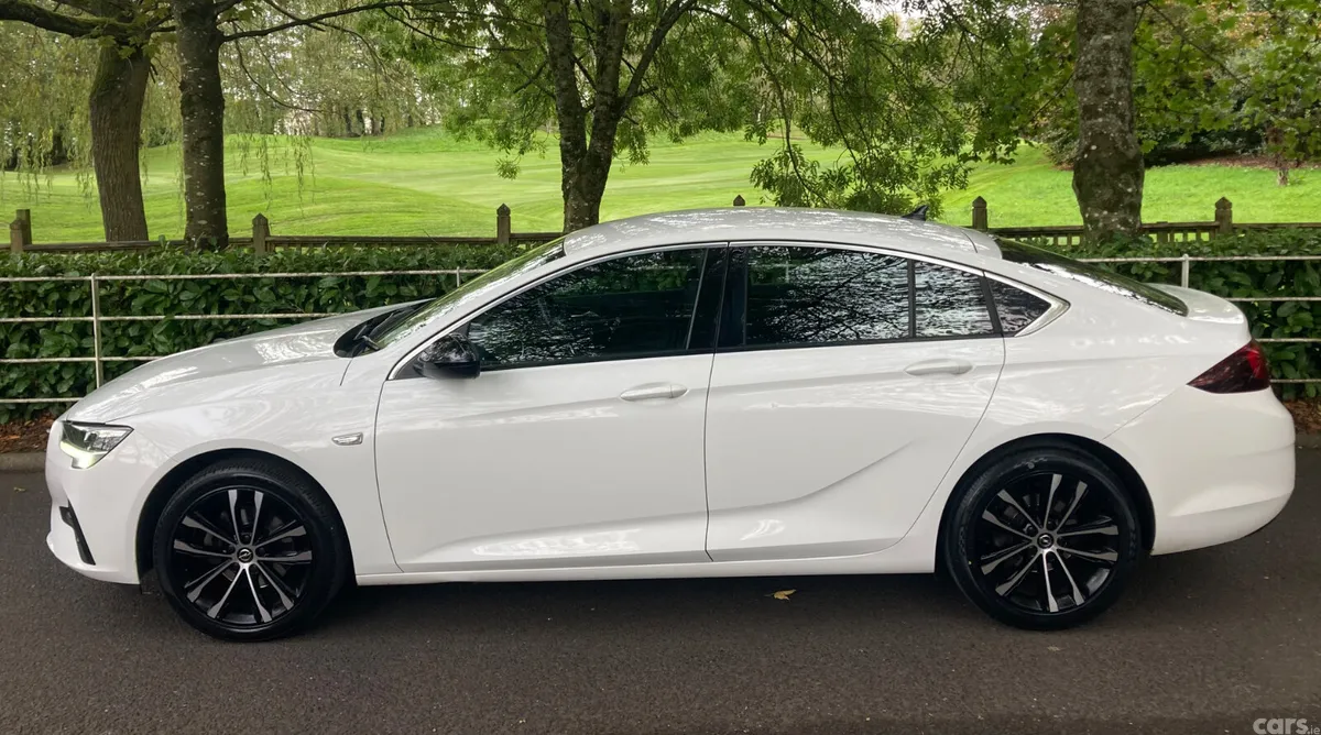 Opel Insignia Hatchback, Diesel, 2022, White