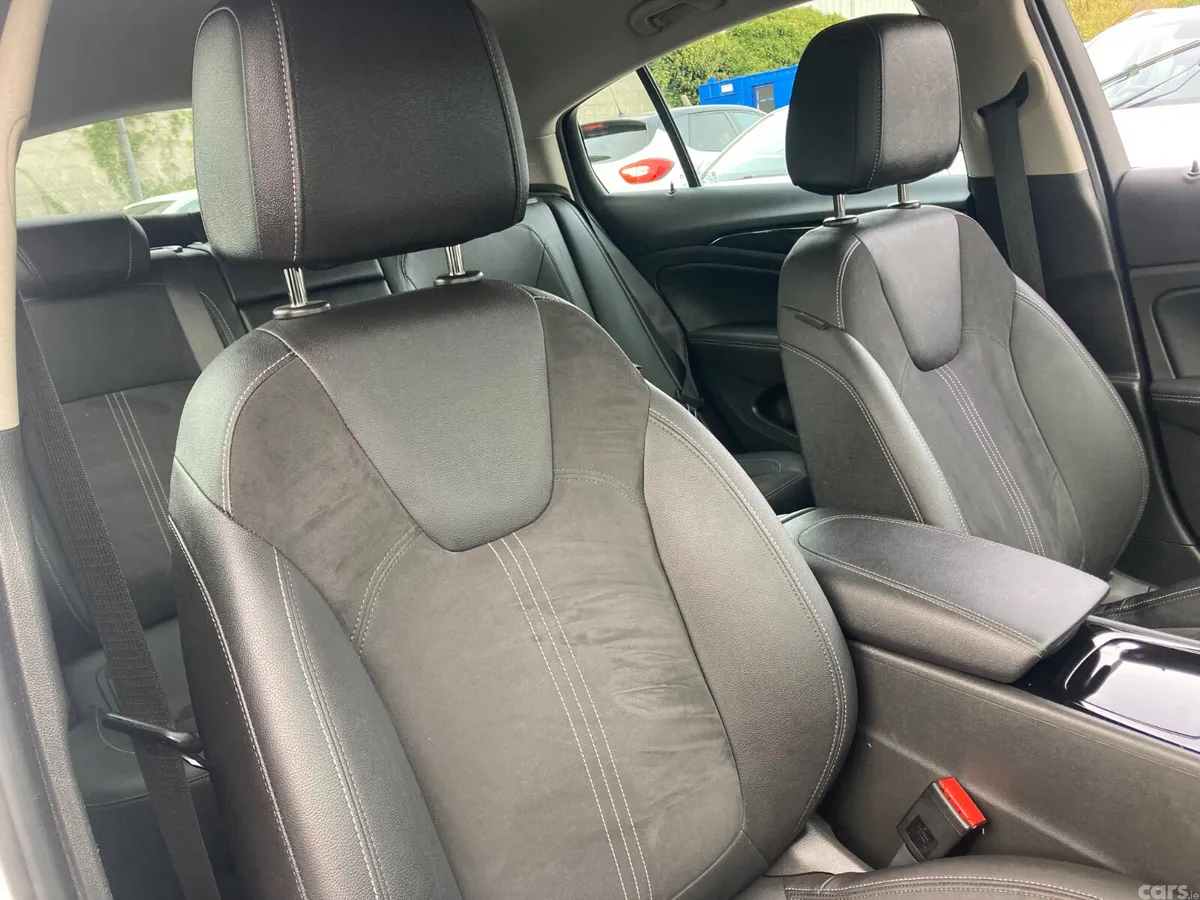 Opel Insignia Hatchback, Diesel, 2022, White