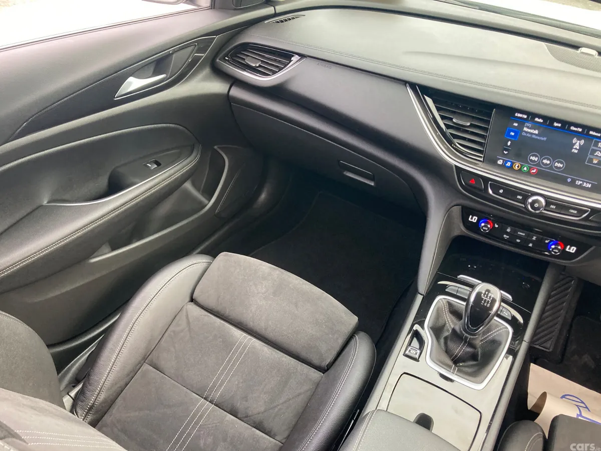 Opel Insignia Hatchback, Diesel, 2022, White