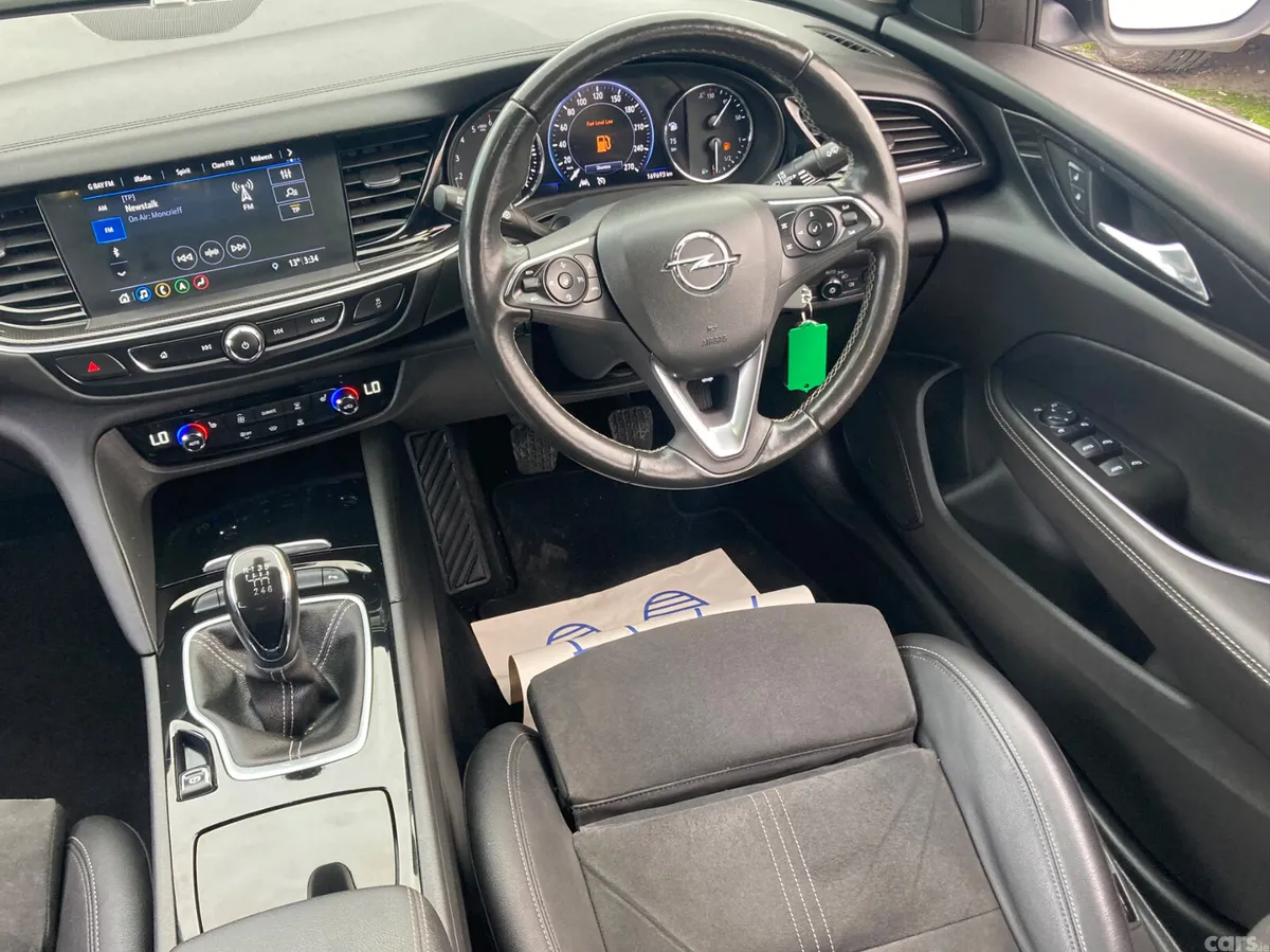 Opel Insignia Hatchback, Diesel, 2022, White