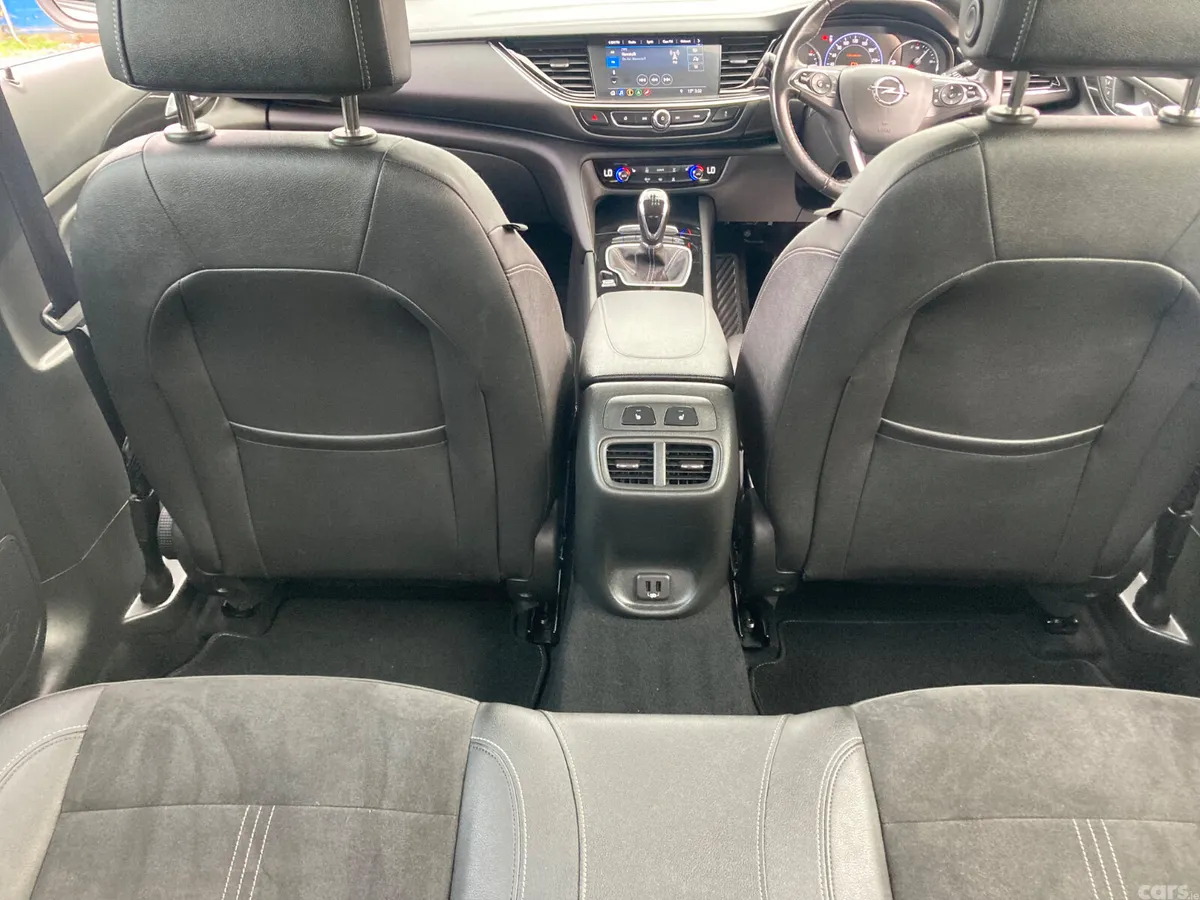 Opel Insignia Hatchback, Diesel, 2022, White