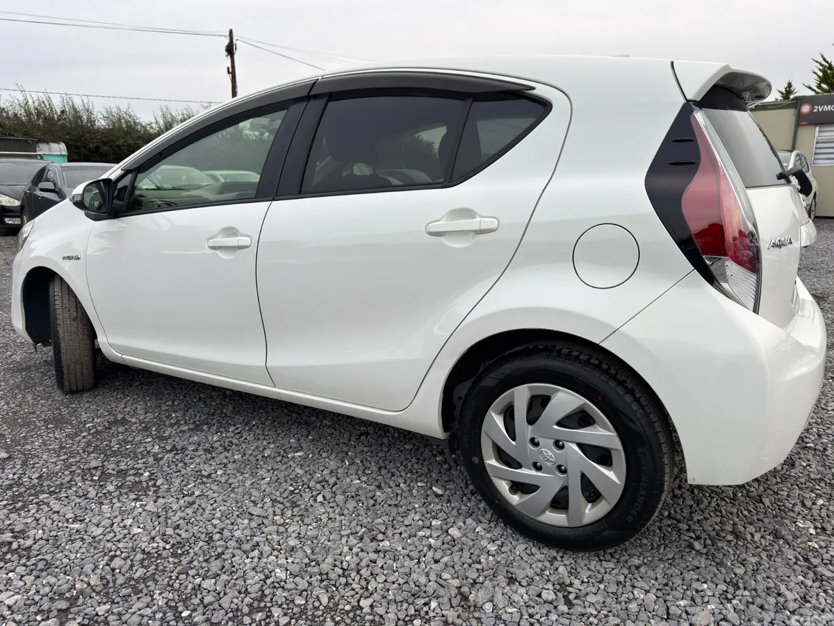 Toyota Aqua Hatchback, Petrol Hybrid, 2015, White