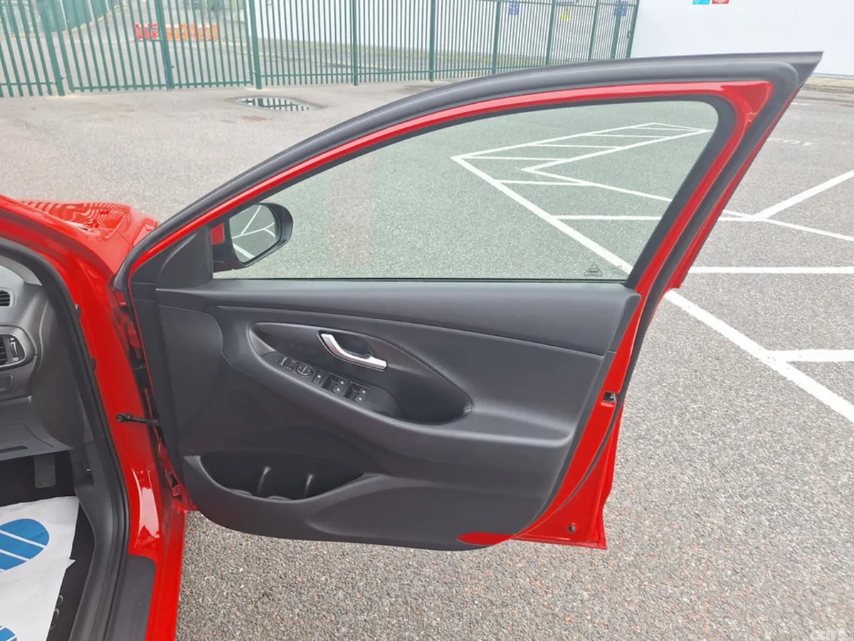 Hyundai i30 Hatchback, Petrol, 2017, Red
