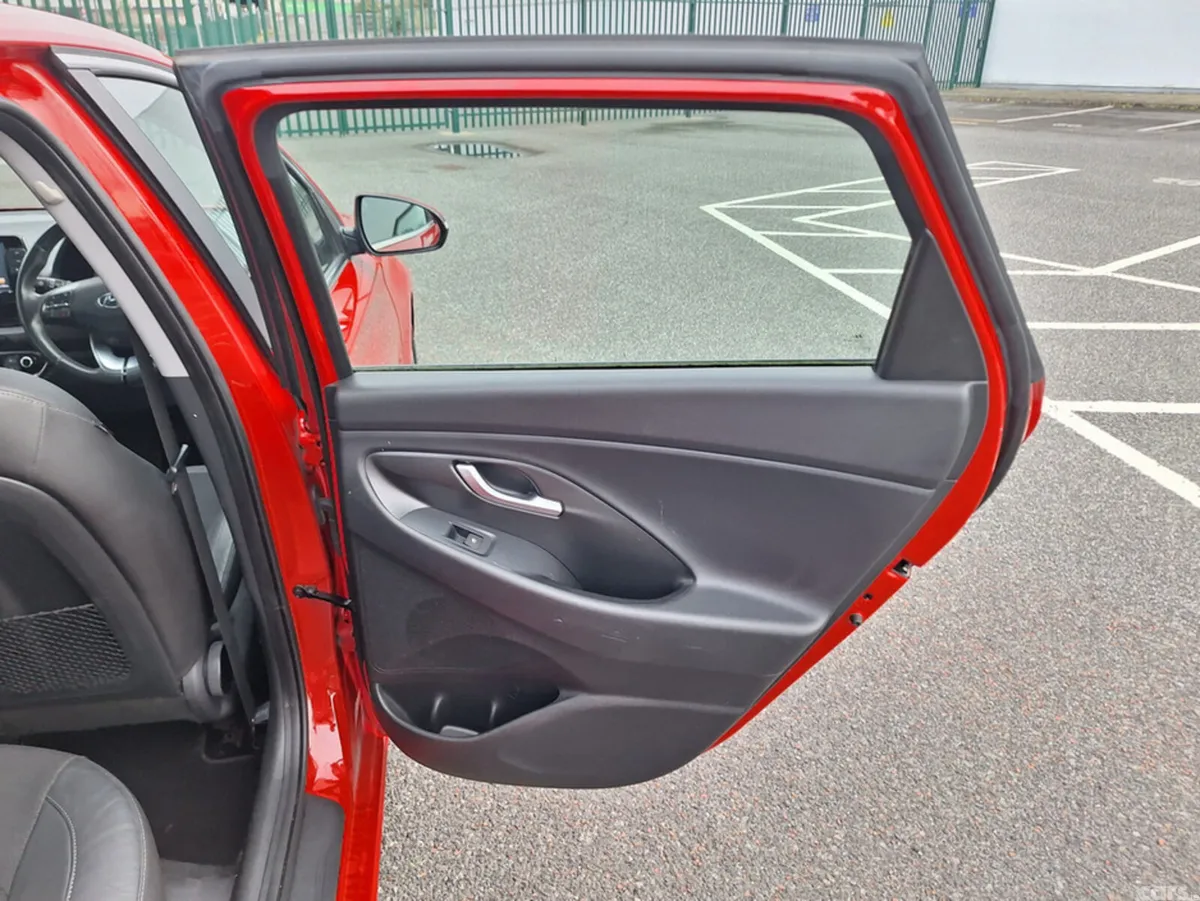 Hyundai i30 Hatchback, Petrol, 2017, Red
