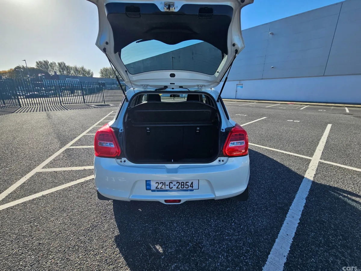 Suzuki Swift Hatchback, Petrol, 2022, White
