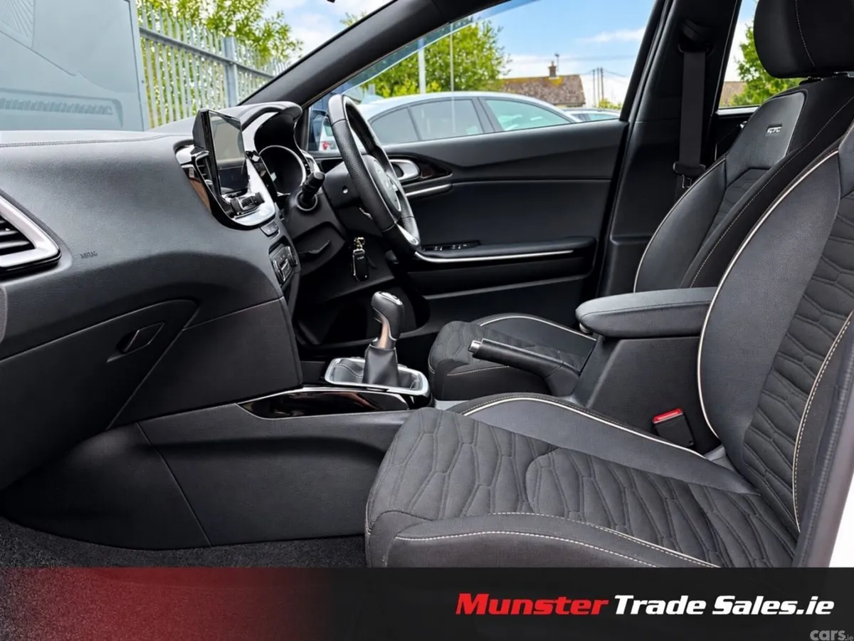 Kia Ceed Hatchback, Diesel Hybrid, 2023, White