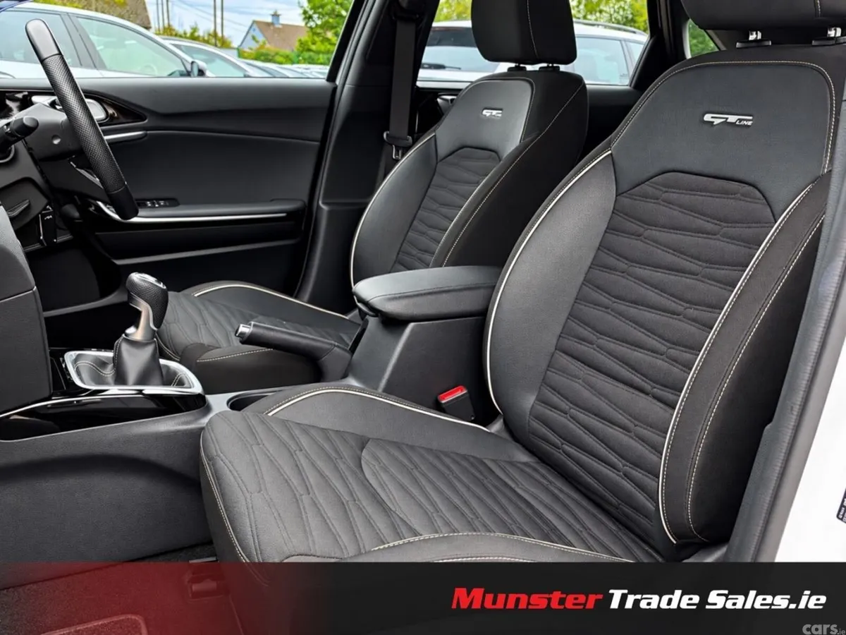 Kia Ceed Hatchback, Diesel Hybrid, 2023, White