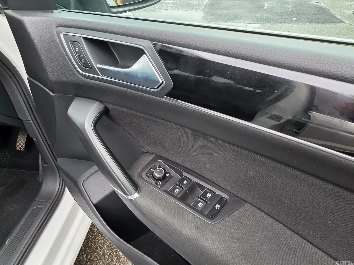 Volkswagen Touran MPV, Petrol, 2016, White