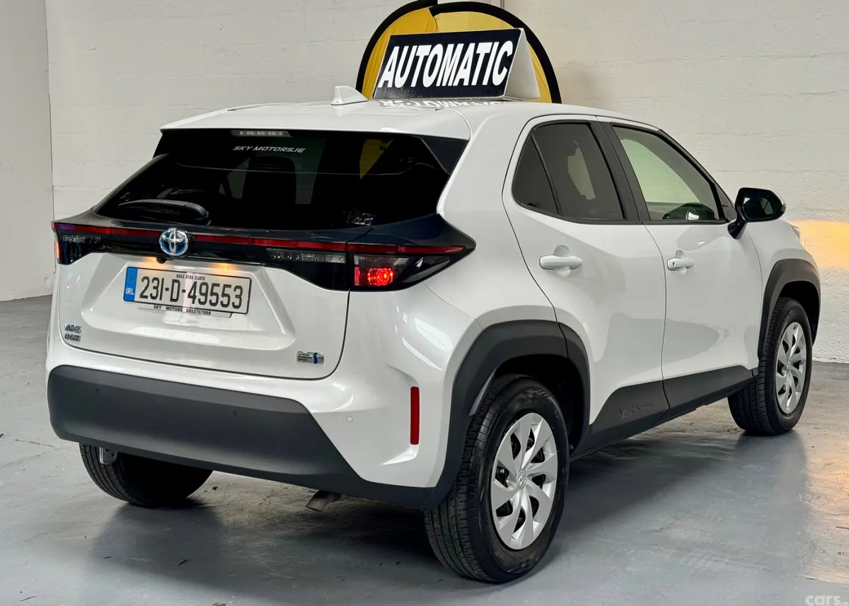 Toyota Yaris Cross Estate, Petrol Hybrid, 2023, White