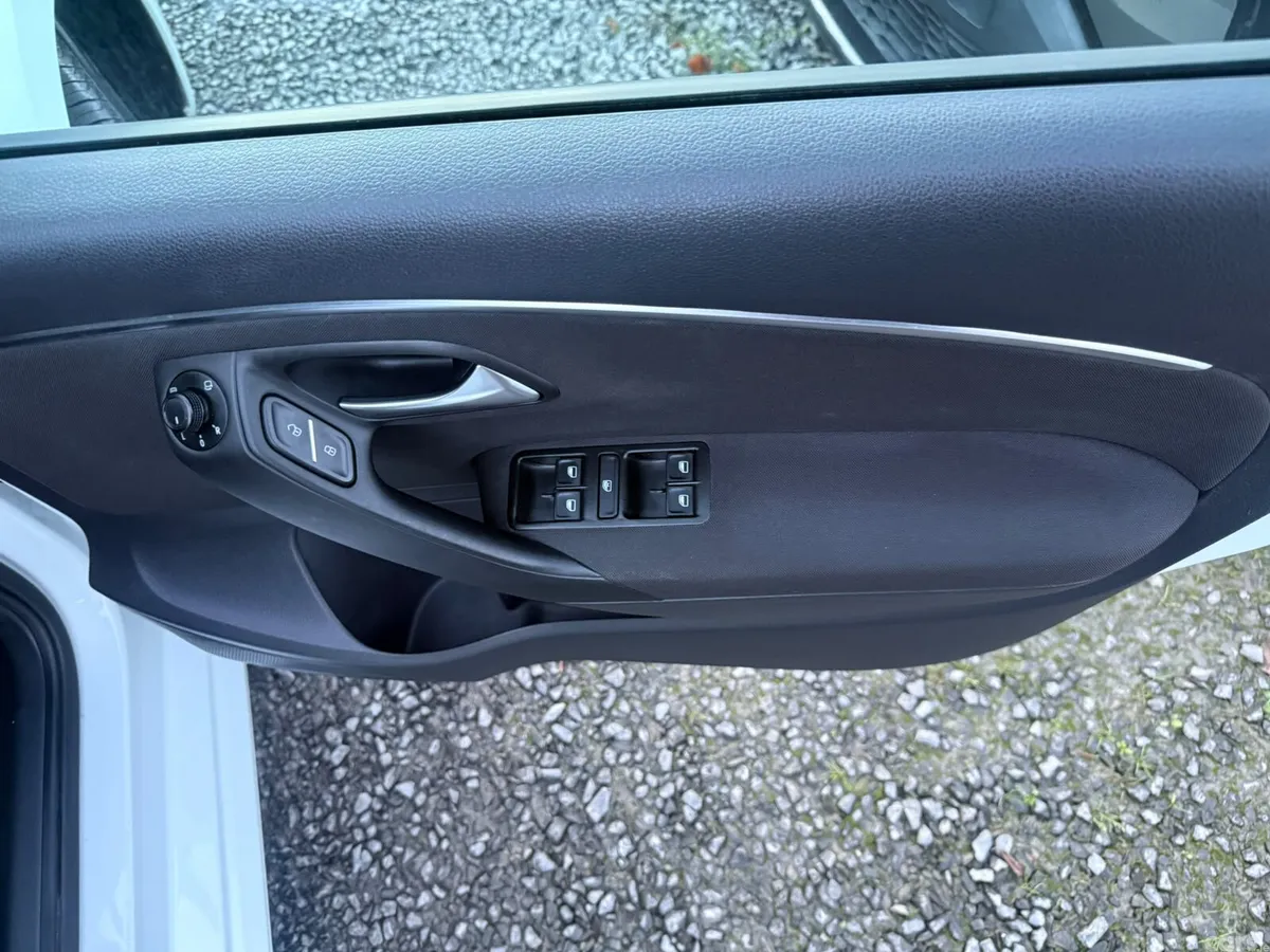 Volkswagen Polo Hatchback, Petrol, 2015, White