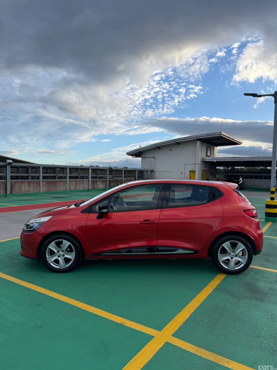 Renault Clio Hatchback, Petrol, 2016, Red