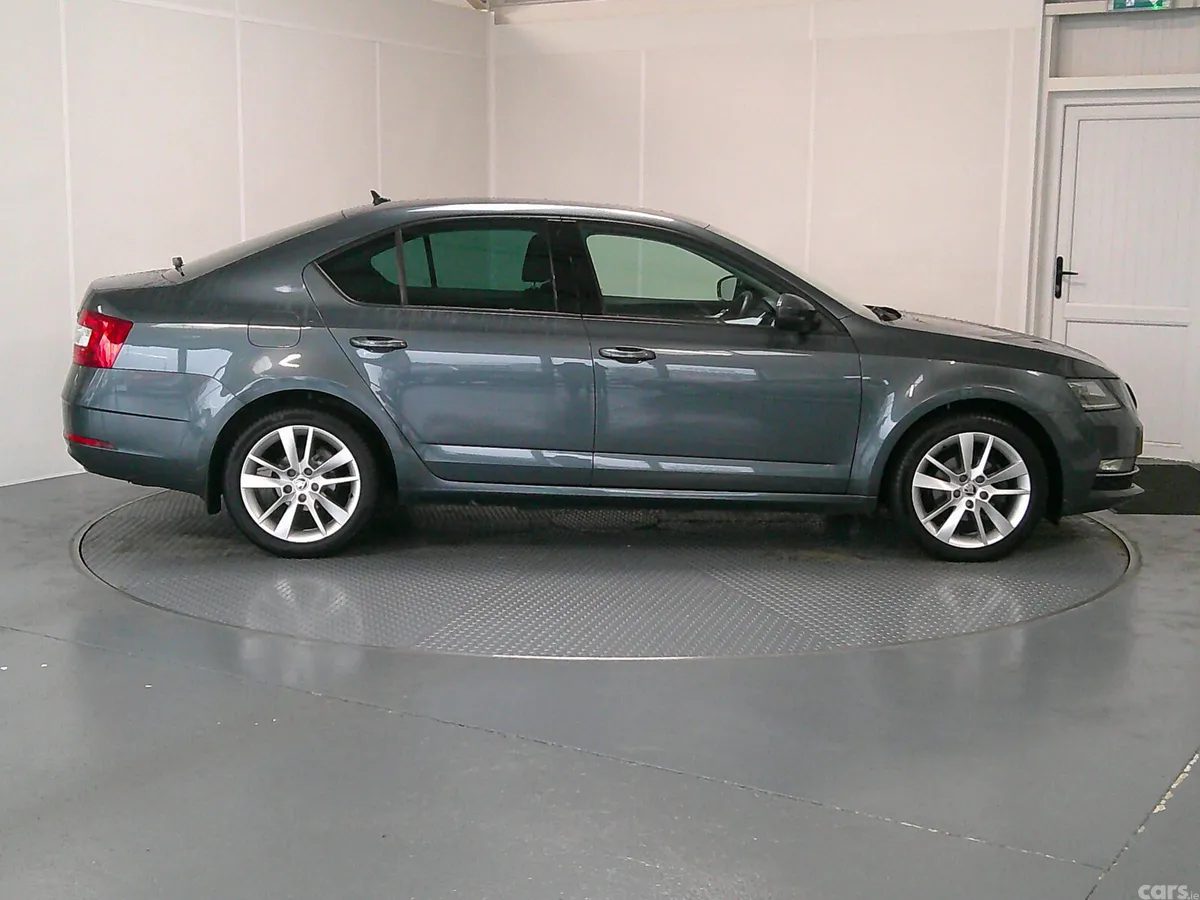 Skoda Octavia Hatchback, Diesel, 2019, Grey