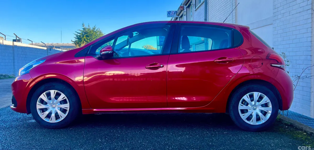 Peugeot 208 Hatchback, Petrol, 2017, Red