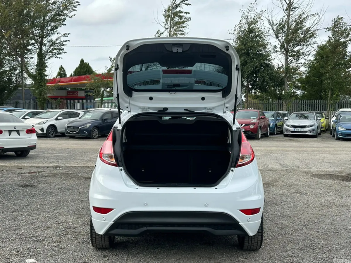 Ford Fiesta Hatchback, Petrol, 2015, White