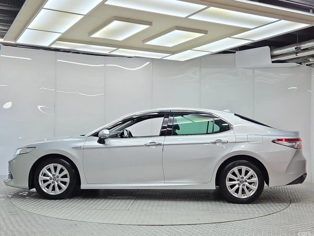 Toyota Camry Saloon, Petrol Hybrid, 2020, Silver