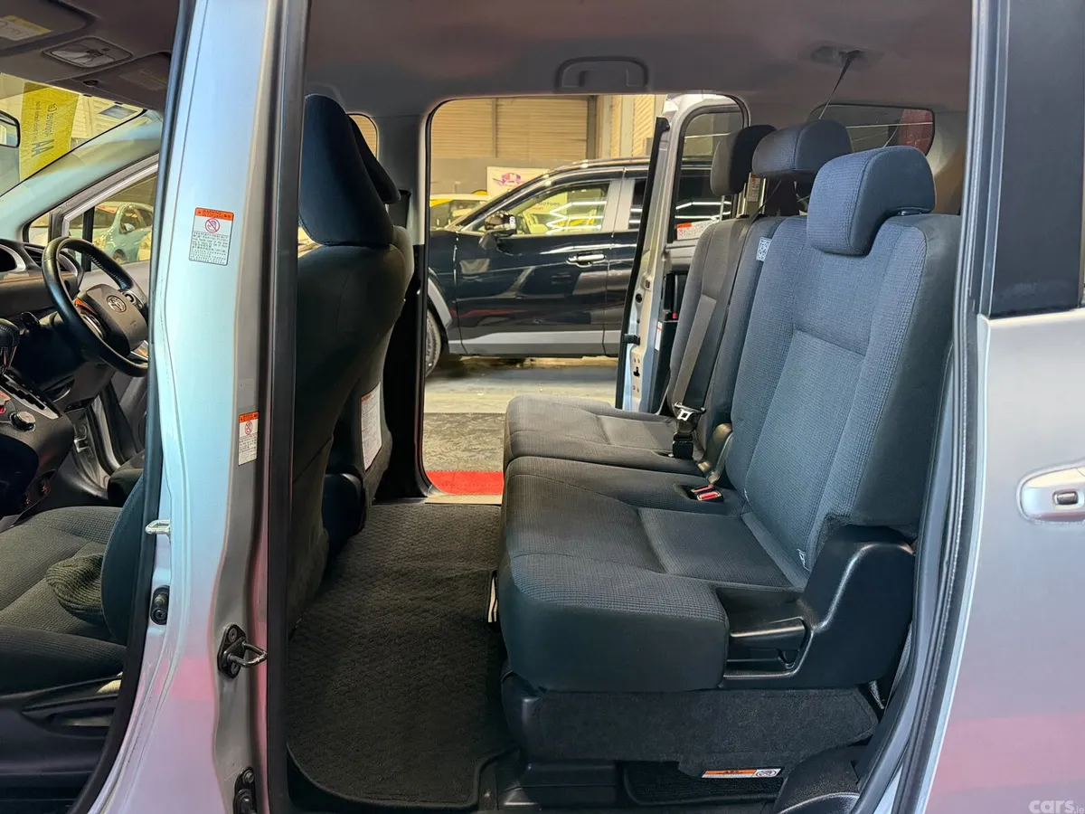 Toyota Sienta MPV, Petrol Hybrid, 2016, Silver